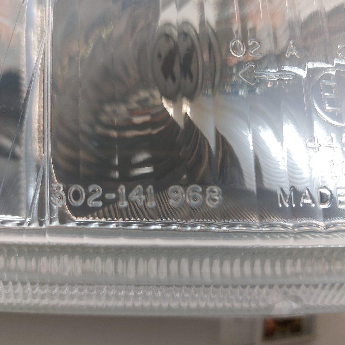 Codici stampigliati sul vetro del faro HELLA VW Passat B4