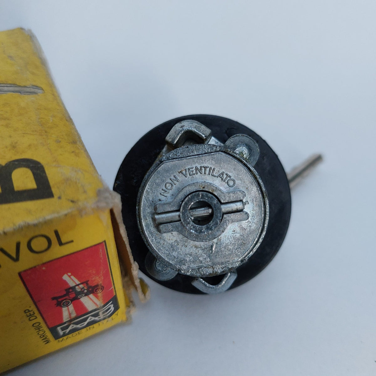 B.547 – Tappo serbatoio antifurto FAAB Fiat 127 / 128 – NOS
