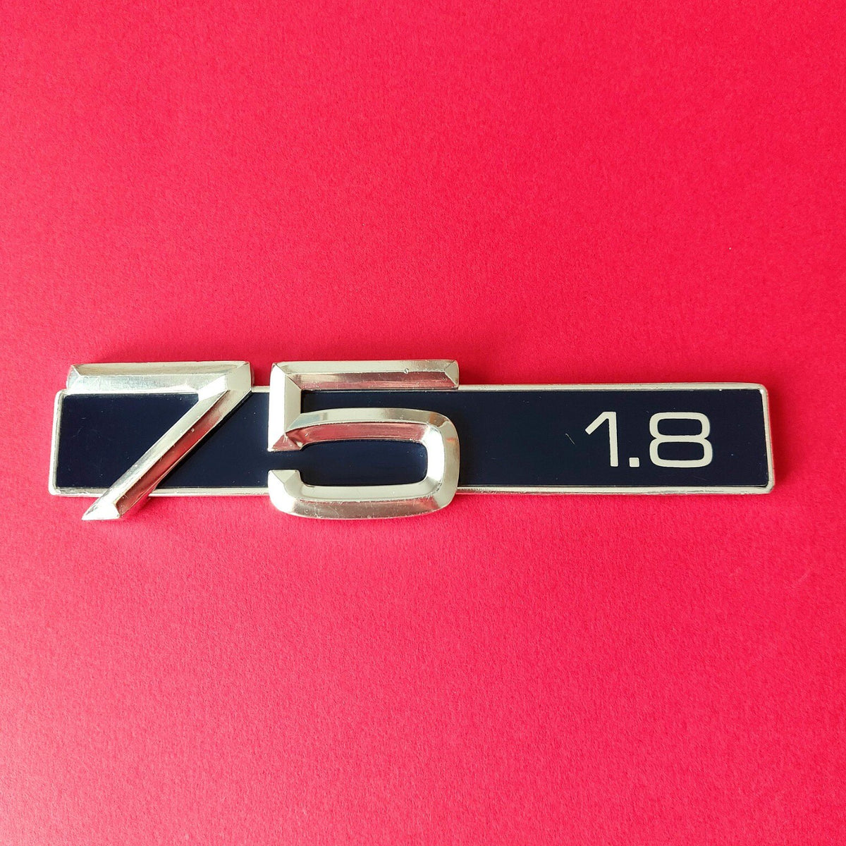 Targhetta posteriore Alfa Romeo 75 1.8 originale d’epoca vista frontale
