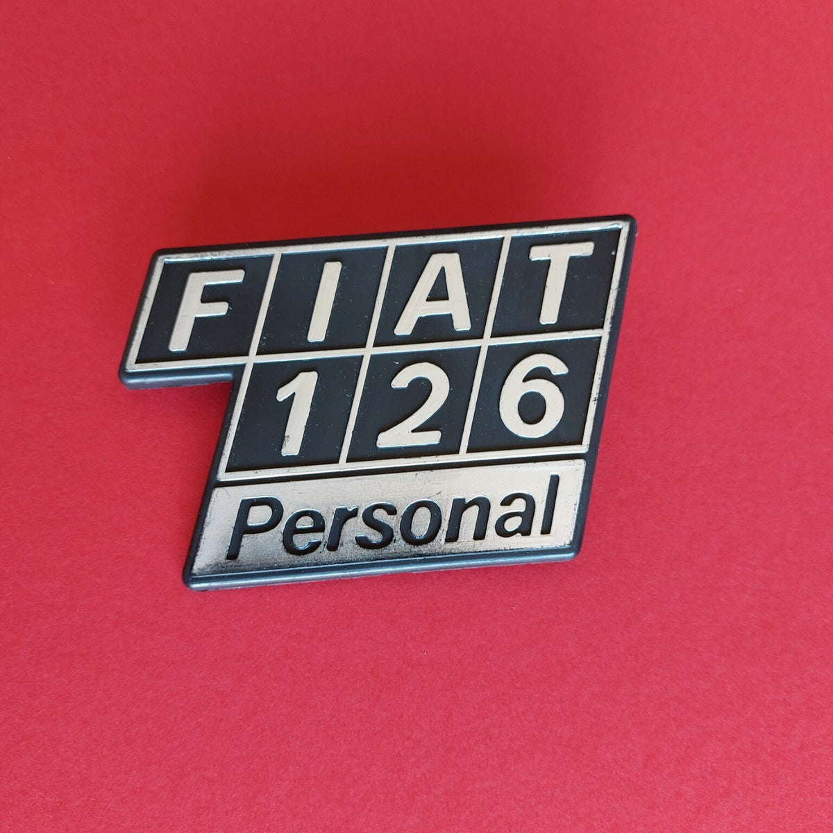Fregio posteriore Fiat 126 Personal d’epoca in plastica con segni visibili