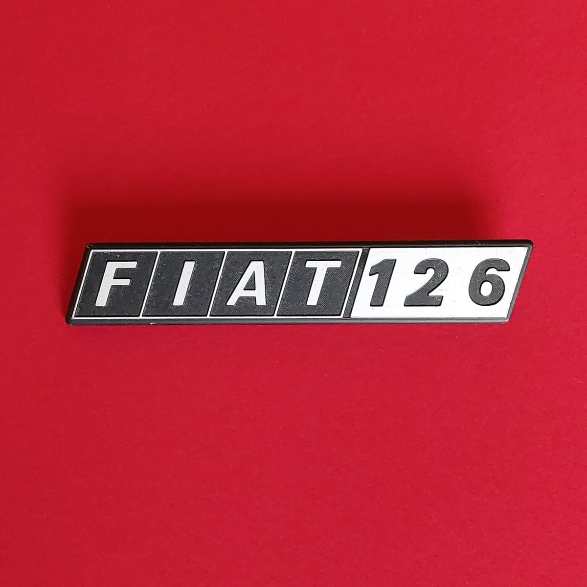 Targhetta posteriore aftermarket d’epoca in metallo per Fiat 126
