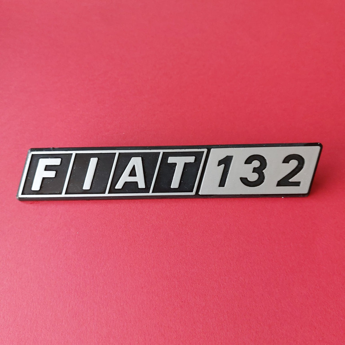 Targhetta posteriore Fiat 132 in plastica NOS vista frontale