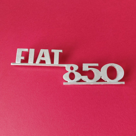 Fregio posteriore FIAT 850 in metallo d’epoca