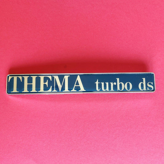 Targhetta posteriore Lancia Thema Turbo DS d'epoca vista frontale