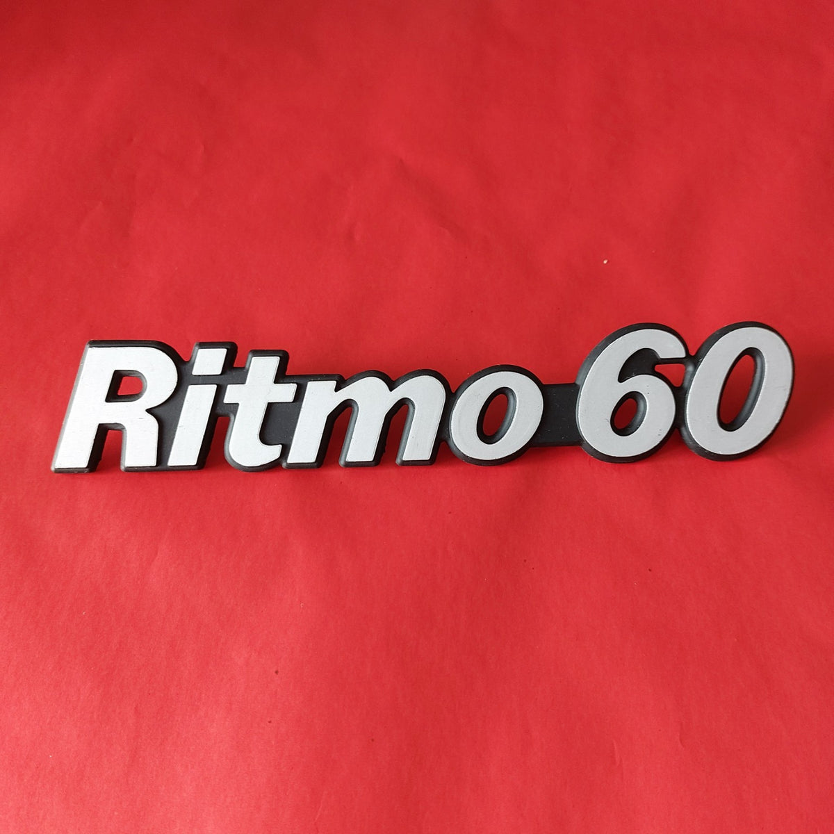 Fregio Fiat Ritmo 60 NOS – scritta posteriore vintage
