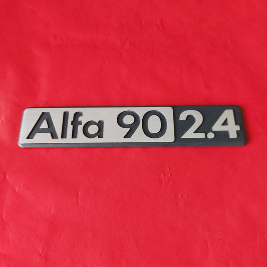 Stemma Alfa 90 2.4 NOS in metallo, vista frontale