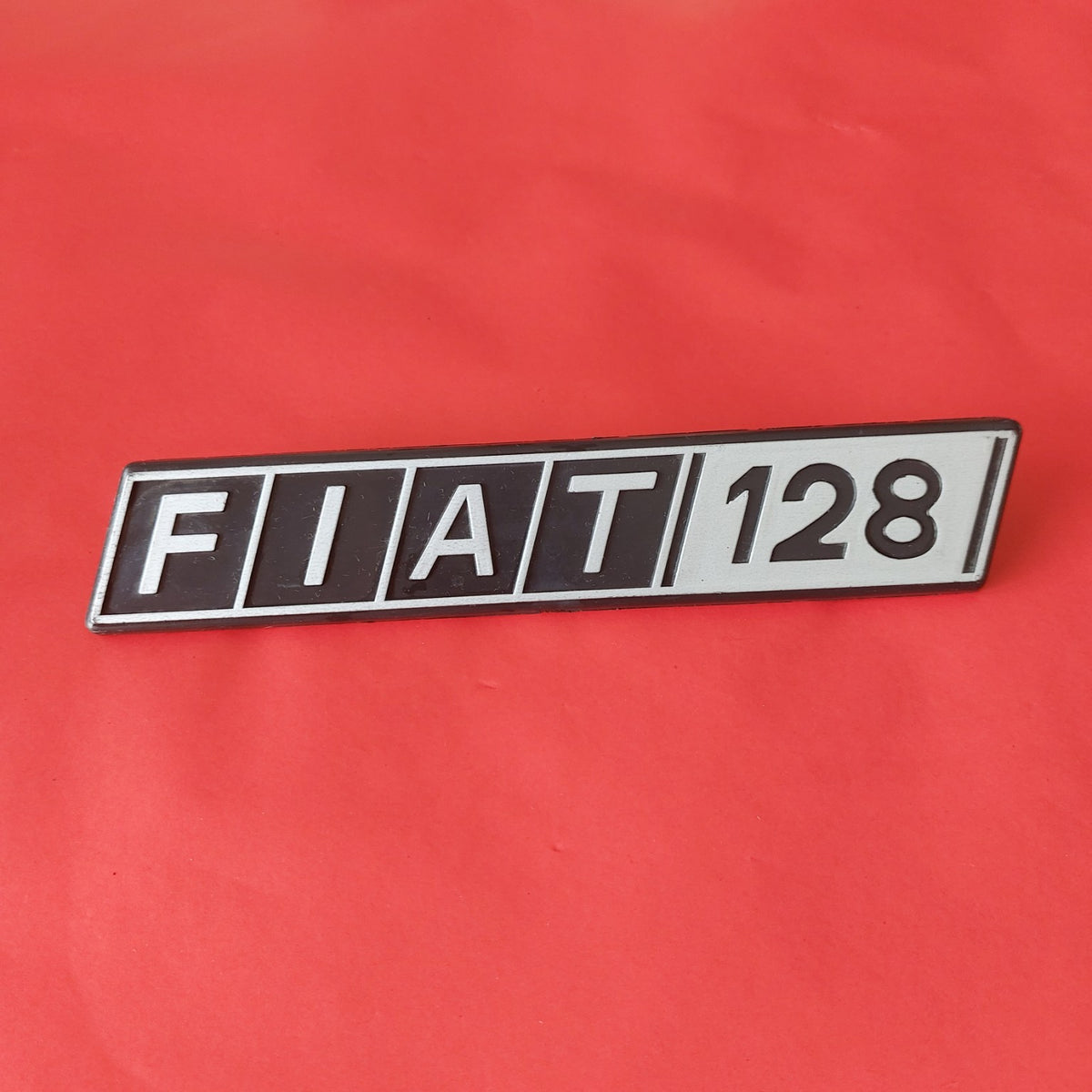 Stemma FIAT 128 NOS, vista frontale