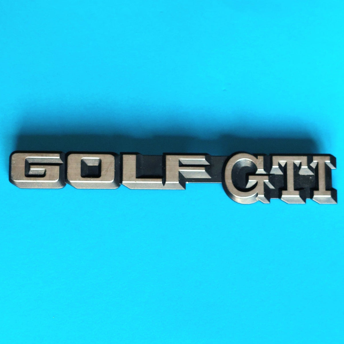 Stemma originale VW Golf GTI 191 853 687 C vista frontale