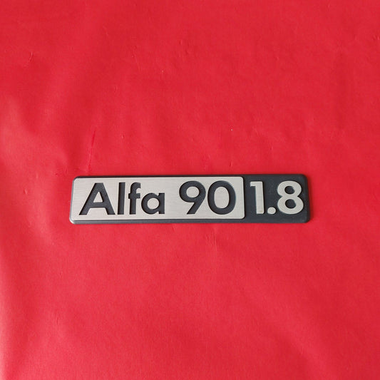 Targhetta Alfa Romeo 90 1.8 NOS in metallo, vista frontale