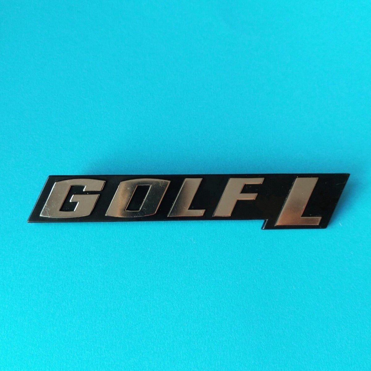 Targhetta GOLF L originale Volkswagen codice 171 853 687 M, vista frontale