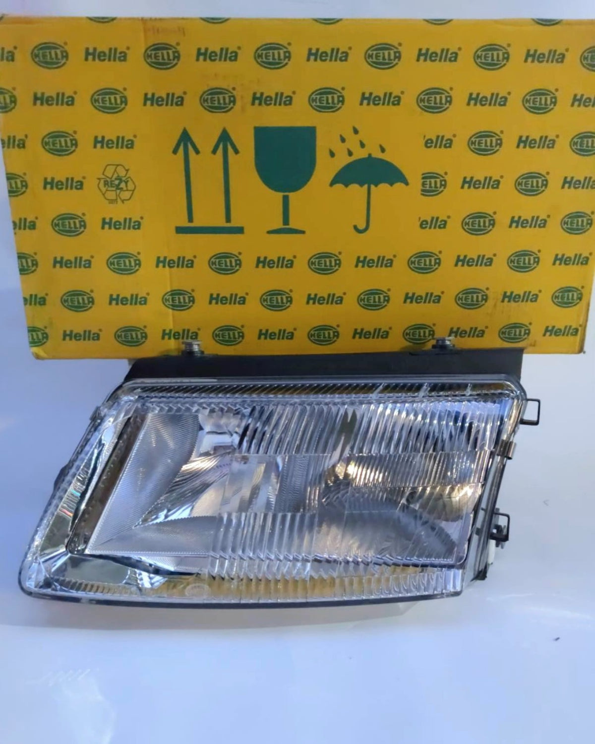 Faro anteriore sinistro HELLA Volkswagen Passat B5 1EF 007 520-051 con scatola originale