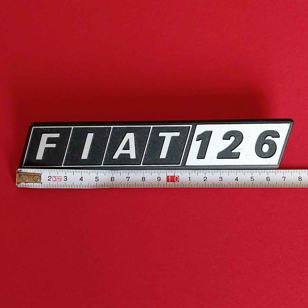 Misura del fregio posteriore in metallo per Fiat 126, lungo circa 18 cm