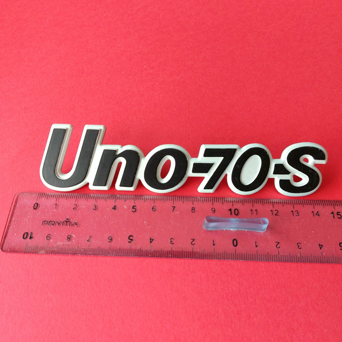 Fregio Fiat Uno 70 S in metallo con misura circa 14,7 cm