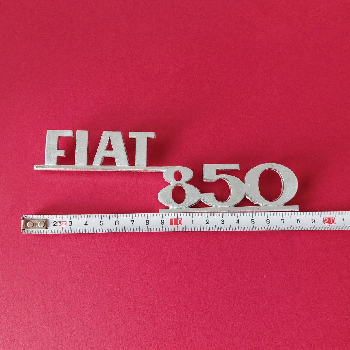 Dimensioni fregio FIAT 850 in metallo lungo circa 18 cm