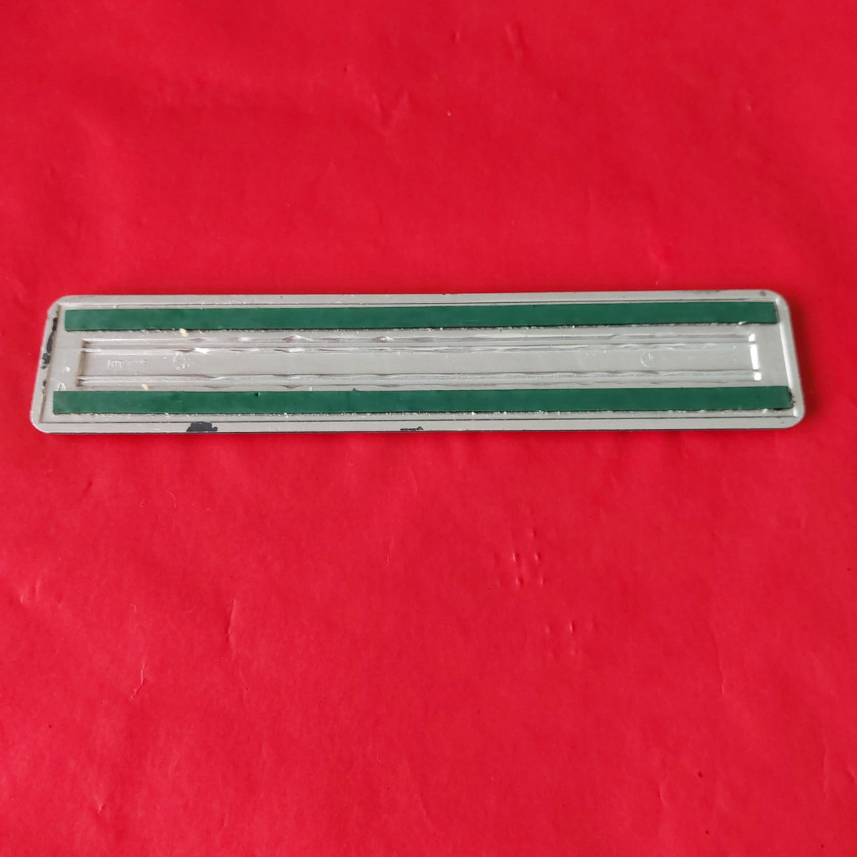 Retro dello stemma Alfa 90 2.4 NOS con biadesivo di fissaggio