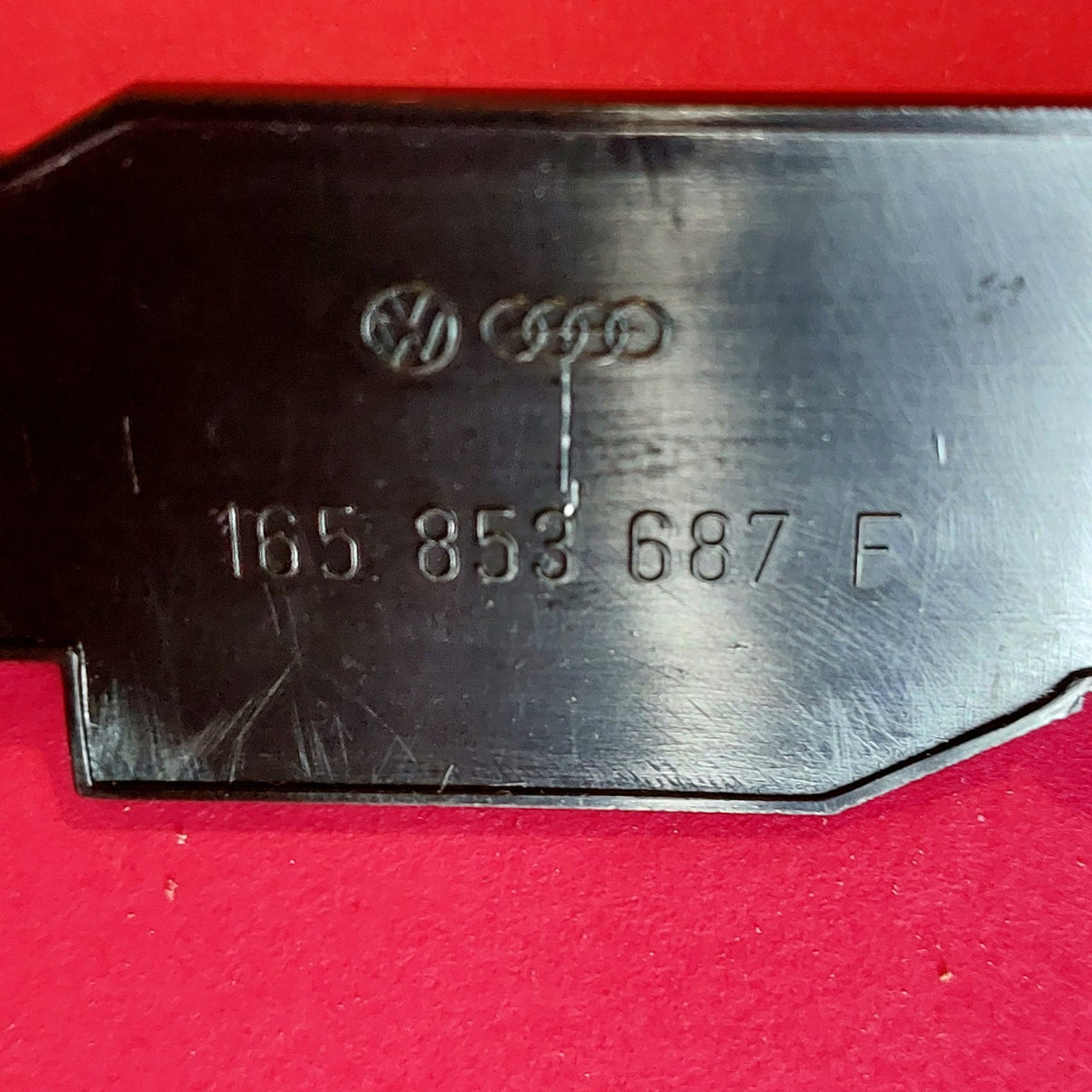 Codice OEM 165 853 687 F sul retro stemma VW Jetta