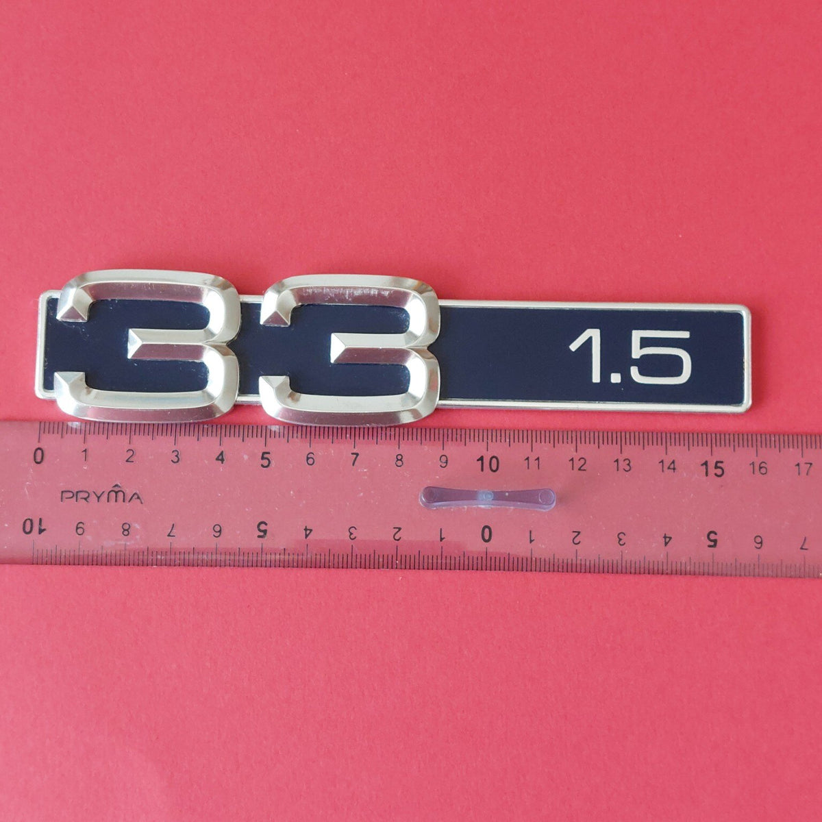 Misura della targhetta posteriore Alfa Romeo 33 1.5 lunga circa 15,5 cm
