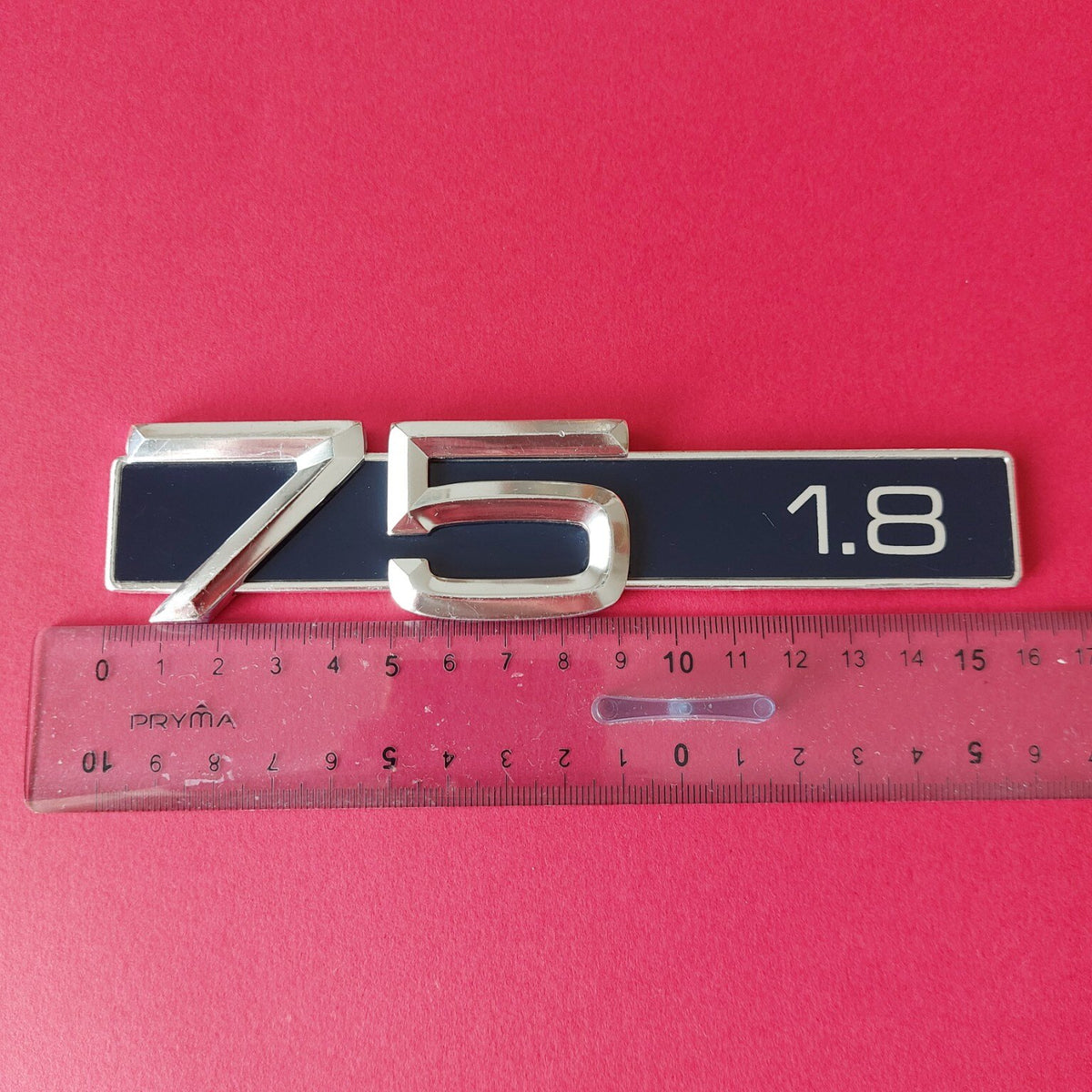 Misura della targhetta posteriore Alfa Romeo 75 1.8 lunga circa 15,5 cm