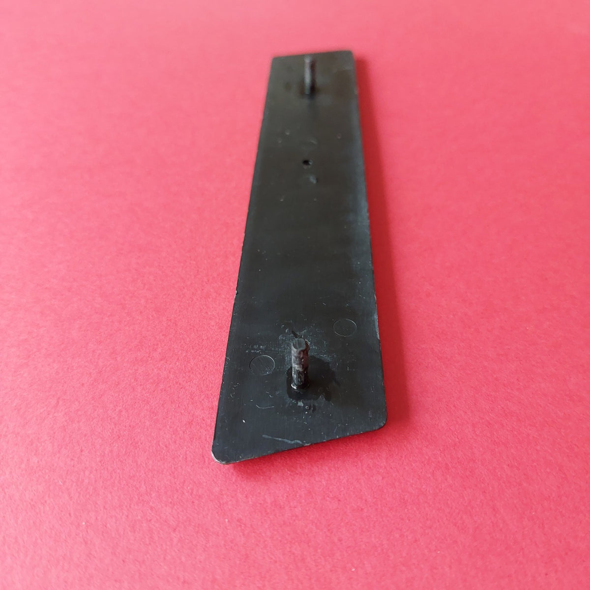 Retro targhetta Fiat 132 in plastica NOS con due perni di fissaggio