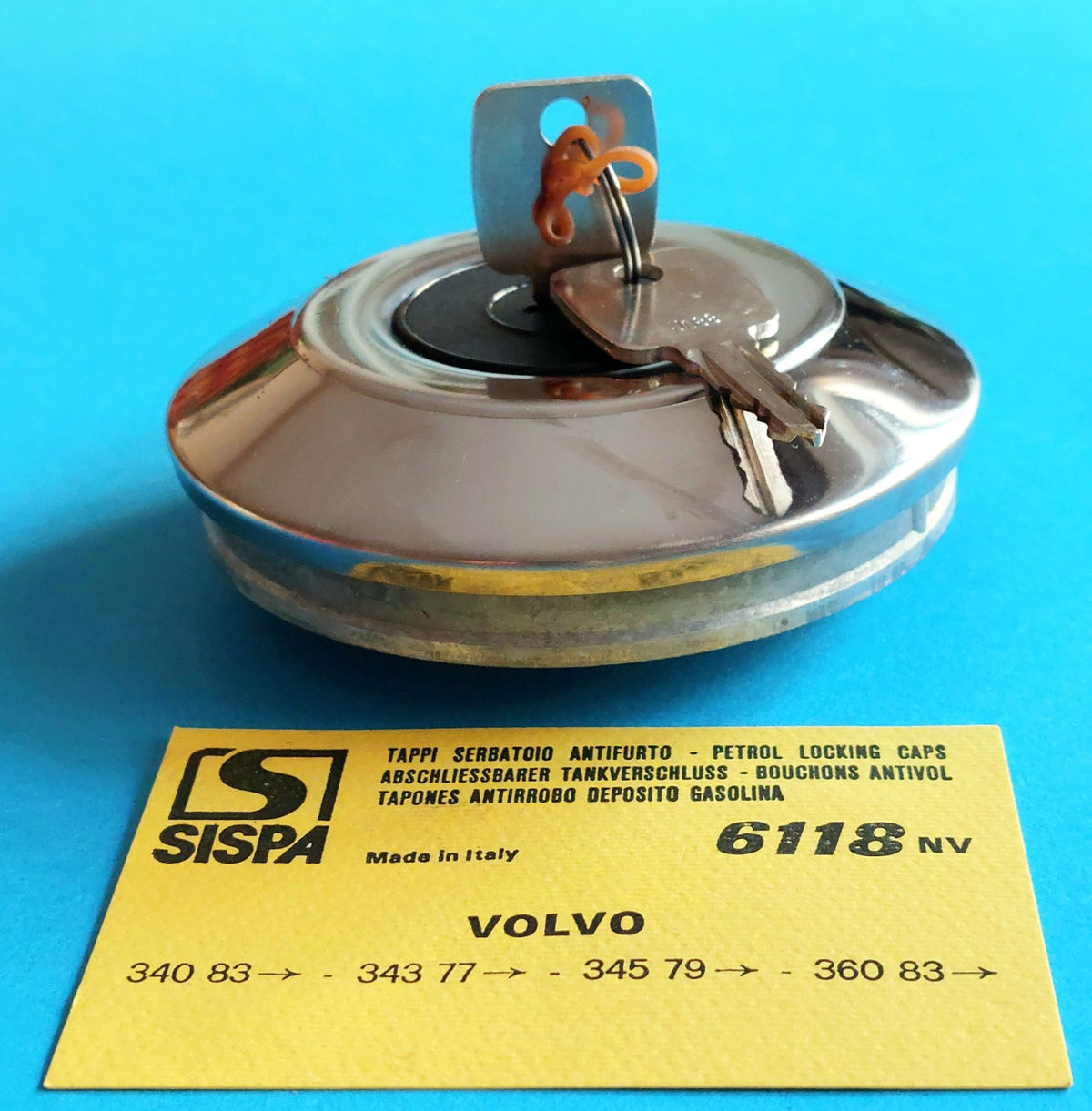 Vista di profilo del tappo serbatoio antifurto SISPA 6118 NV con due chiavi ed etichetta Volvo
