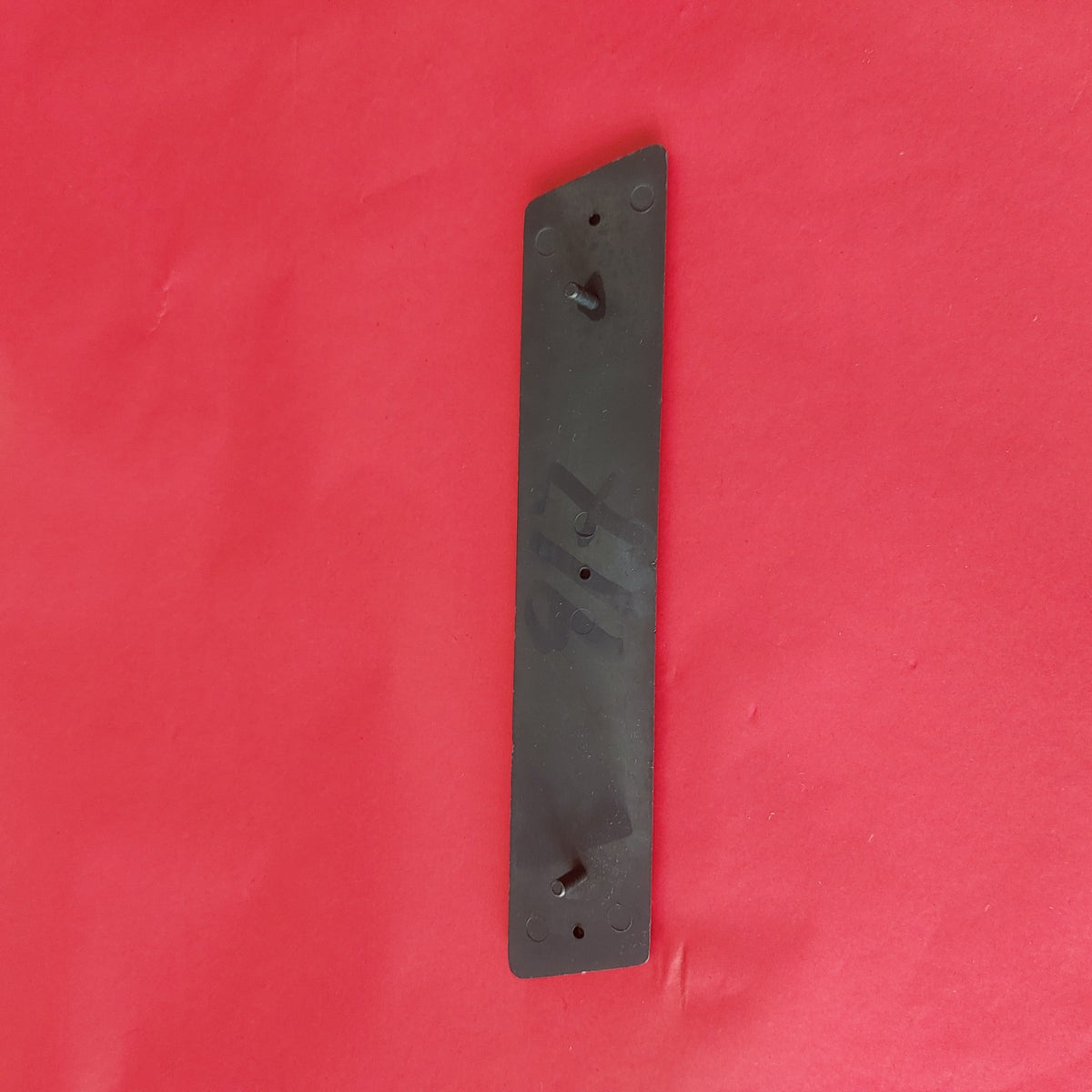 Retro dello stemma FIAT 128 NOS con perni di fissaggio