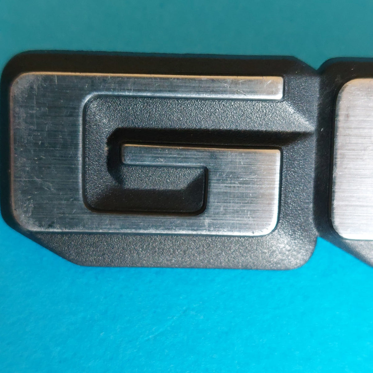 Dettaglio finitura stemma originale Volkswagen Golf GLX