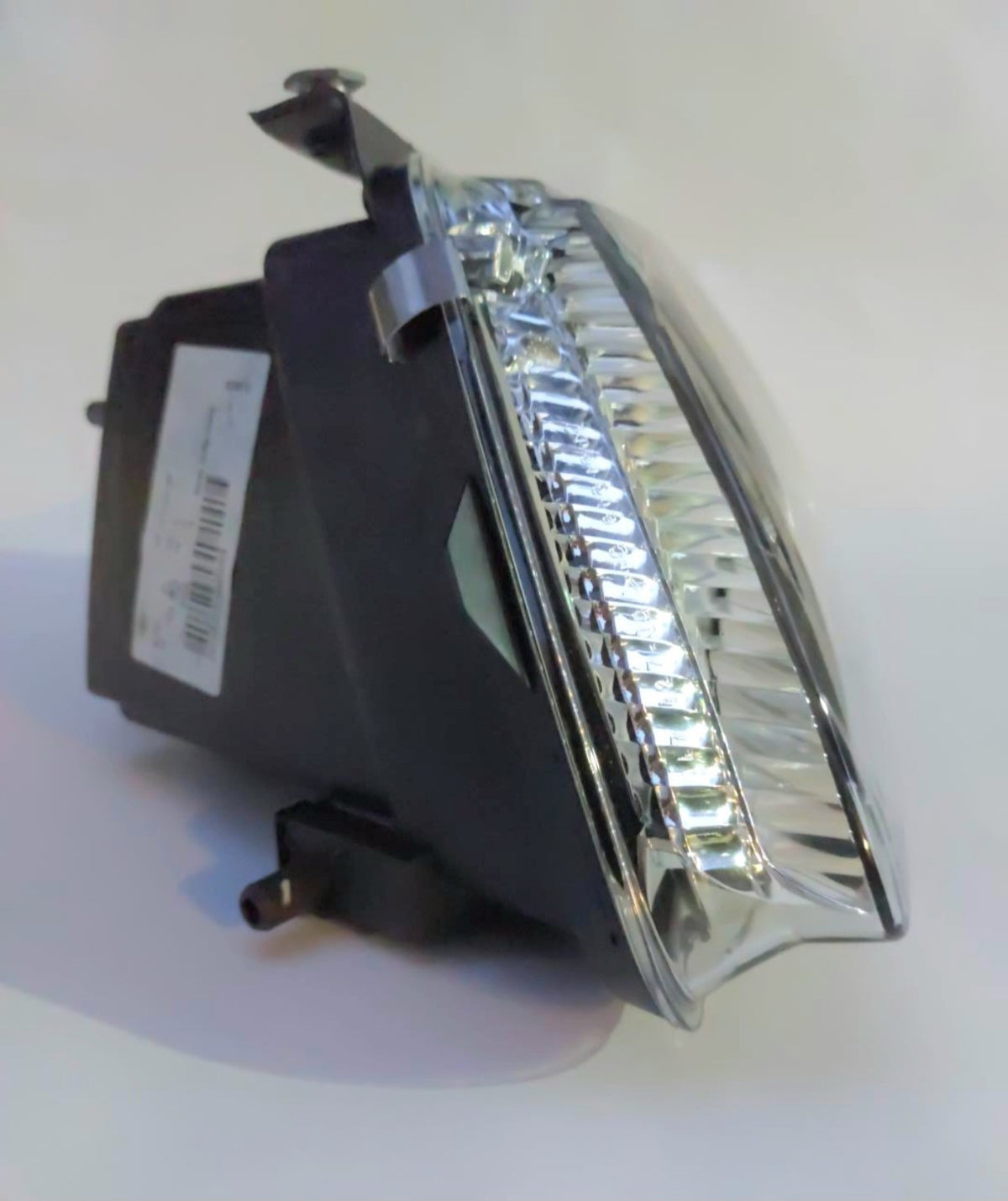 Vista laterale faro sinistro HELLA Passat B5 con etichetta