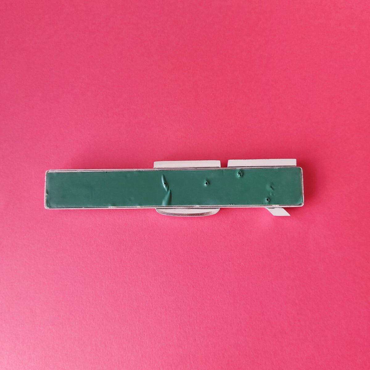 Retro della targhetta Alfa Romeo 75 1.8 con supporto adesivo d’epoca
