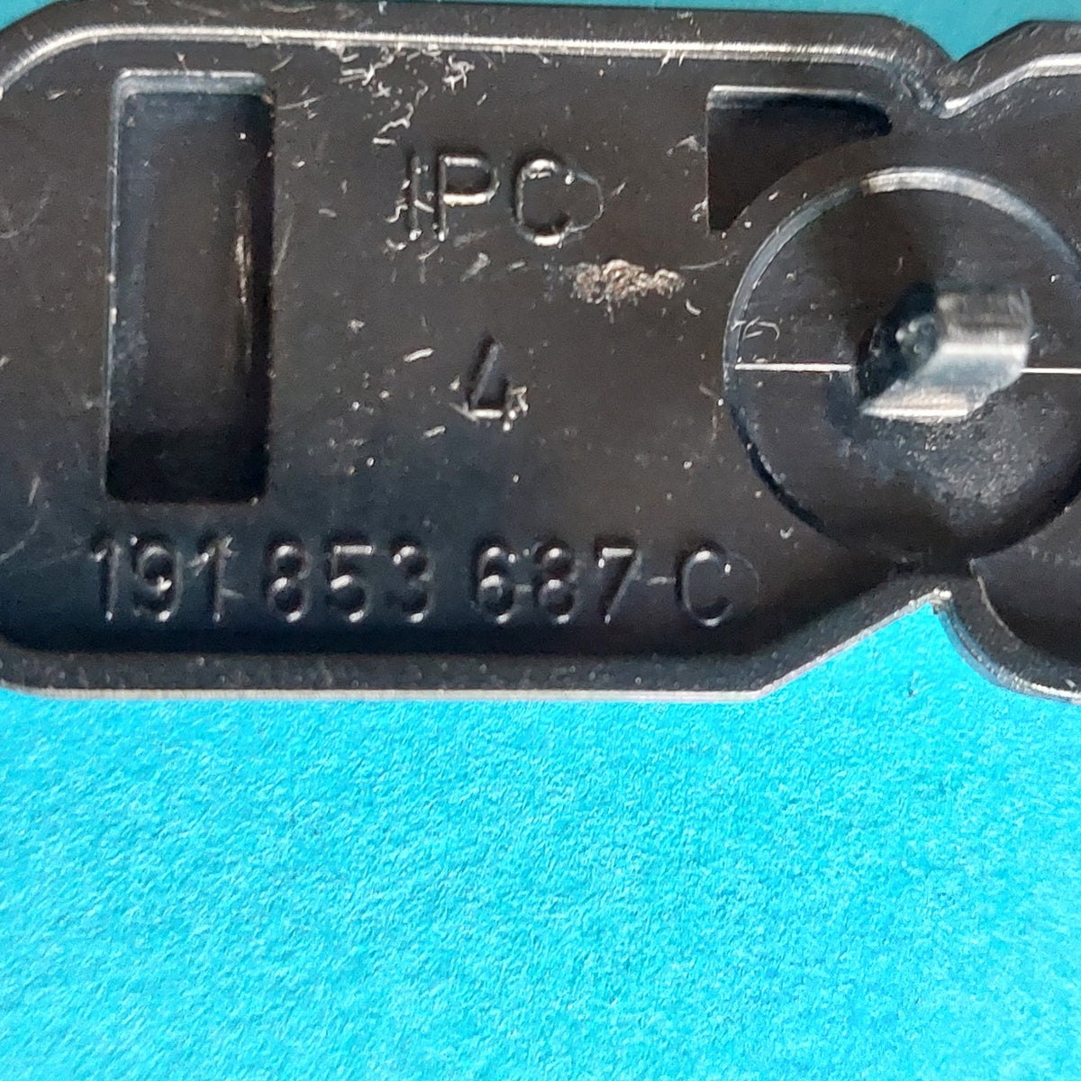 Codice OEM 191 853 687 C sul retro stemma VW Golf GTI