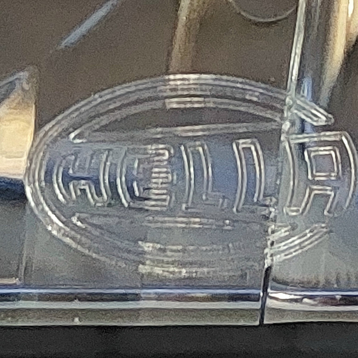 Logo HELLA sul faro anteriore sinistro Volkswagen Passat B5