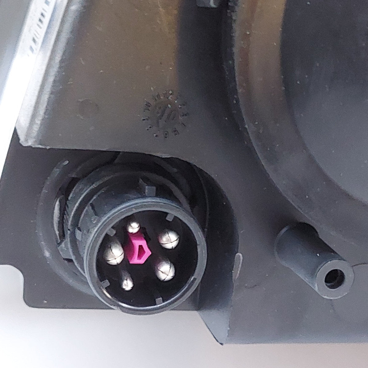 Connettore faro anteriore destro HELLA Volkswagen Passat B5