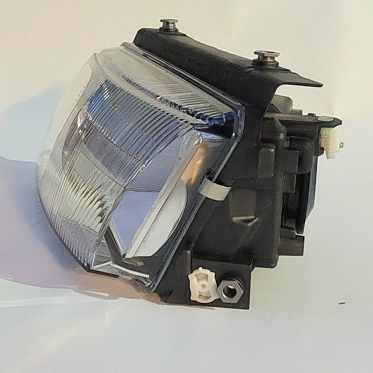 Faro anteriore sinistro HELLA Volkswagen Passat B5 vista tre quarti
