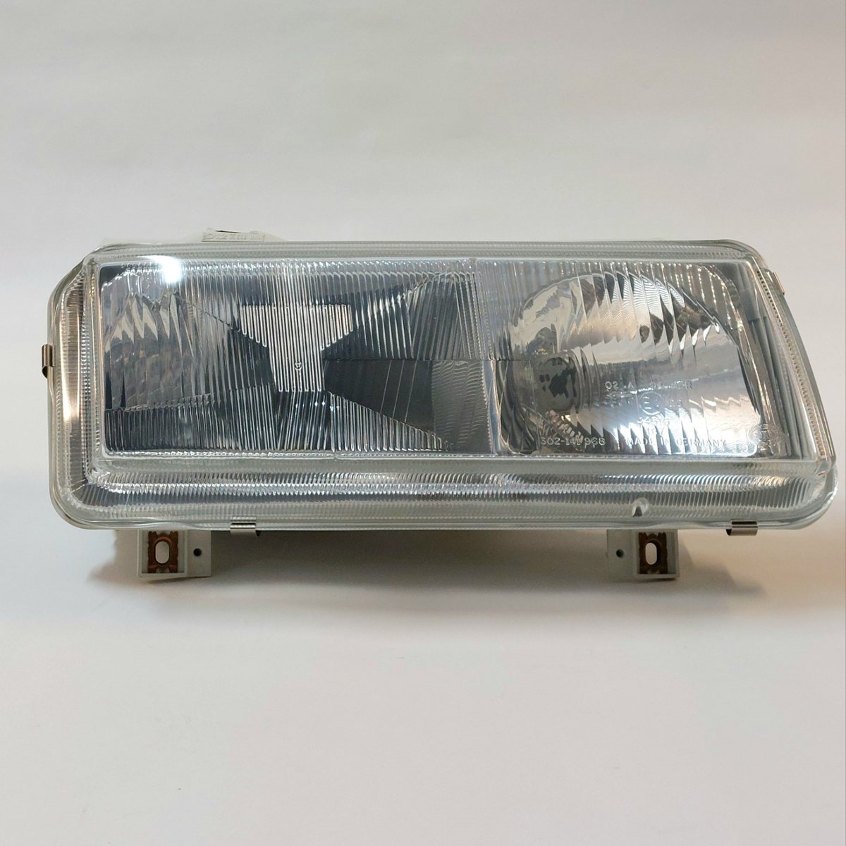 Faro anteriore destro HELLA per VW Passat B4 vista frontale