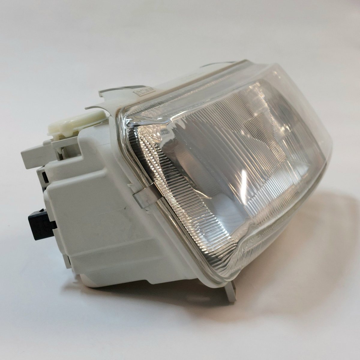 Faro destro VW Passat B4 HELLA 1AH 006 840-221 vista tre quarti