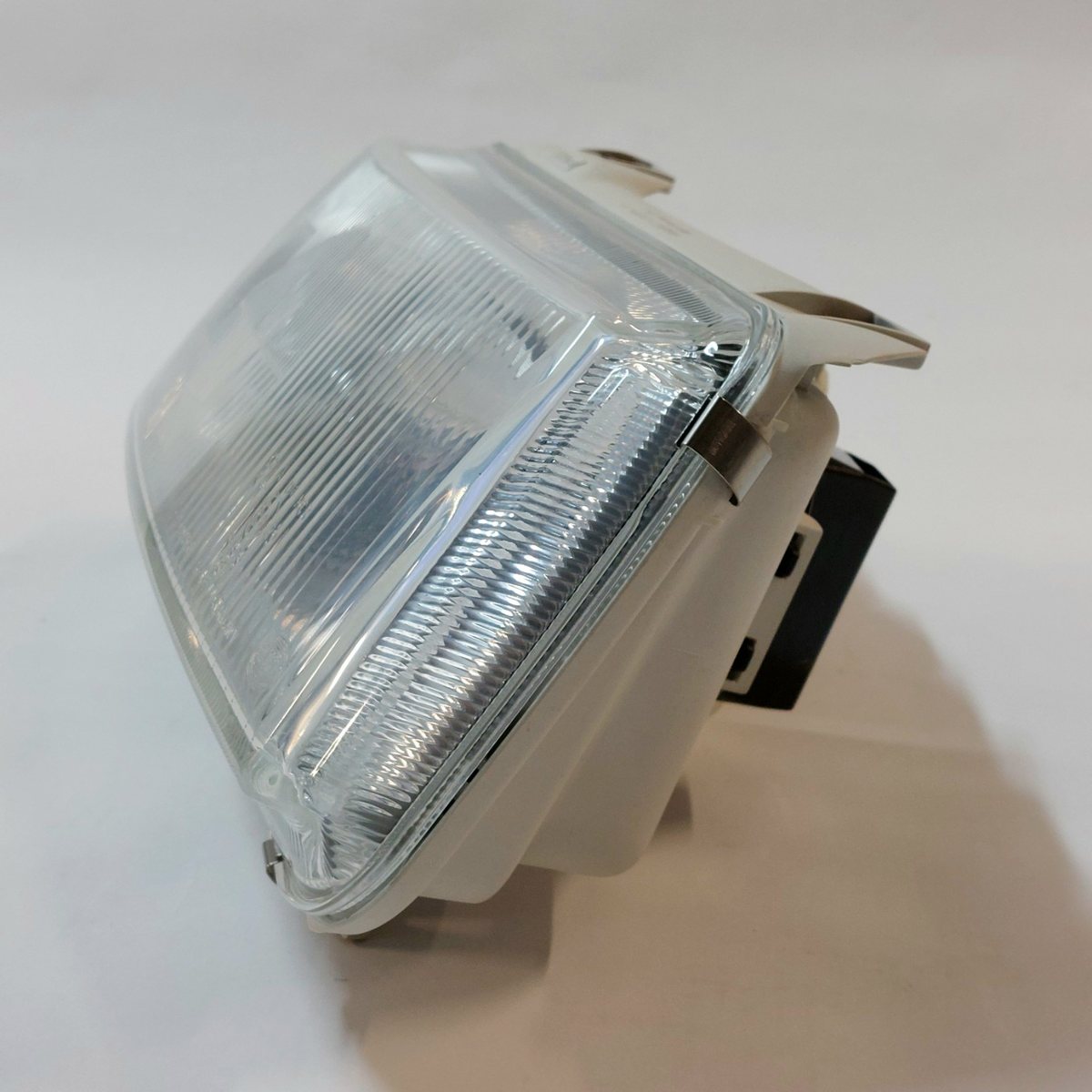 Faro anteriore destro HELLA VW Passat B4 vista laterale