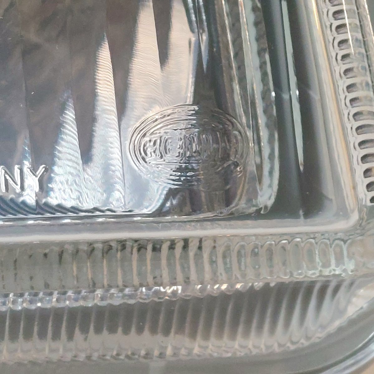 Logo HELLA sul vetro del faro anteriore destro VW Passat B4