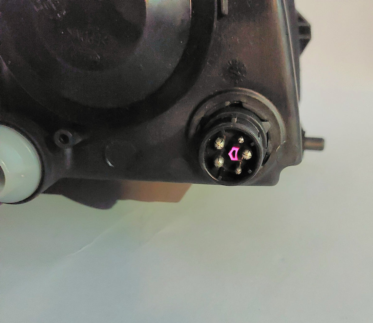 Connettori faro sinistro HELLA 1EF 007 520-051 Volkswagen Passat B5