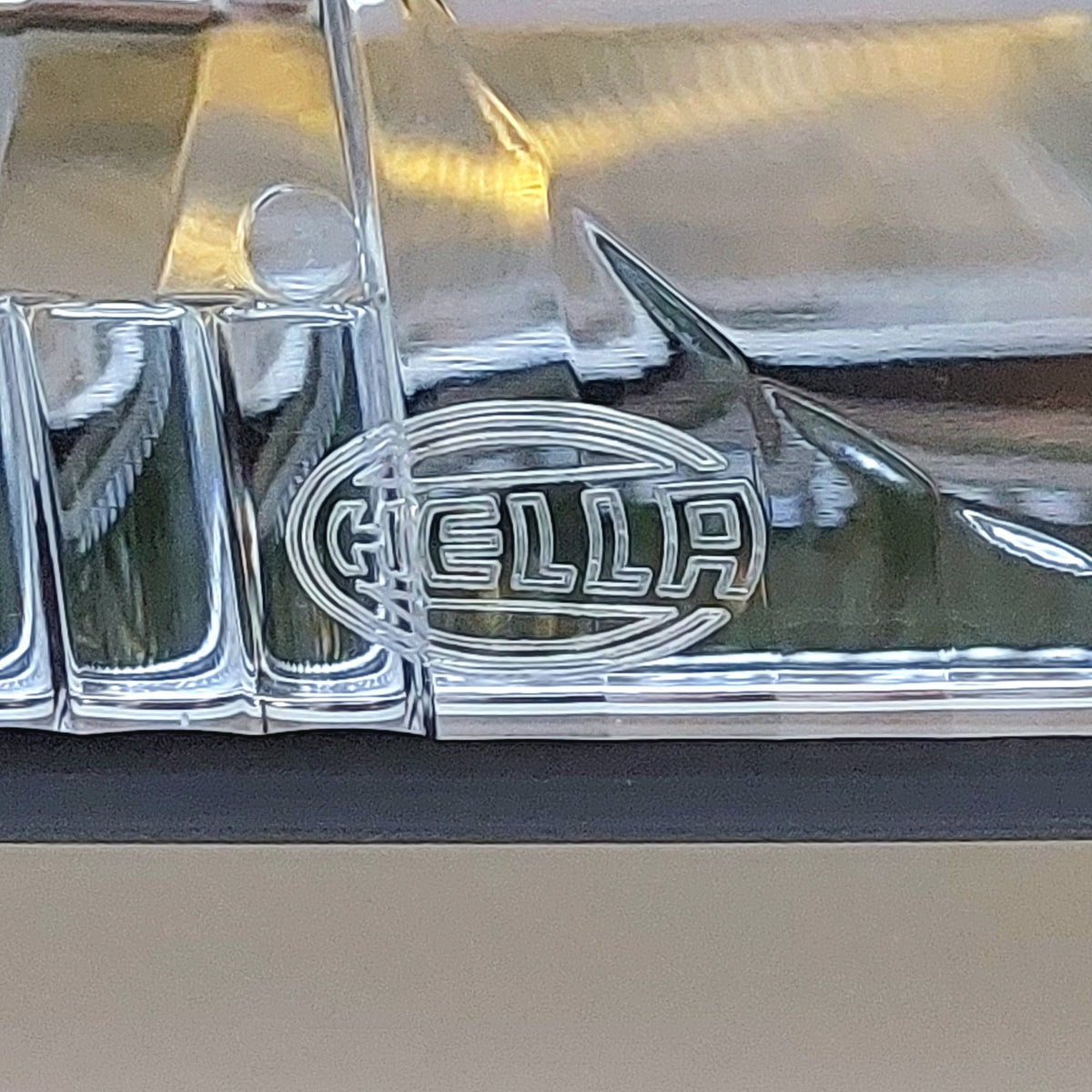 Logo HELLA sul trasparente del faro Volkswagen Passat B5