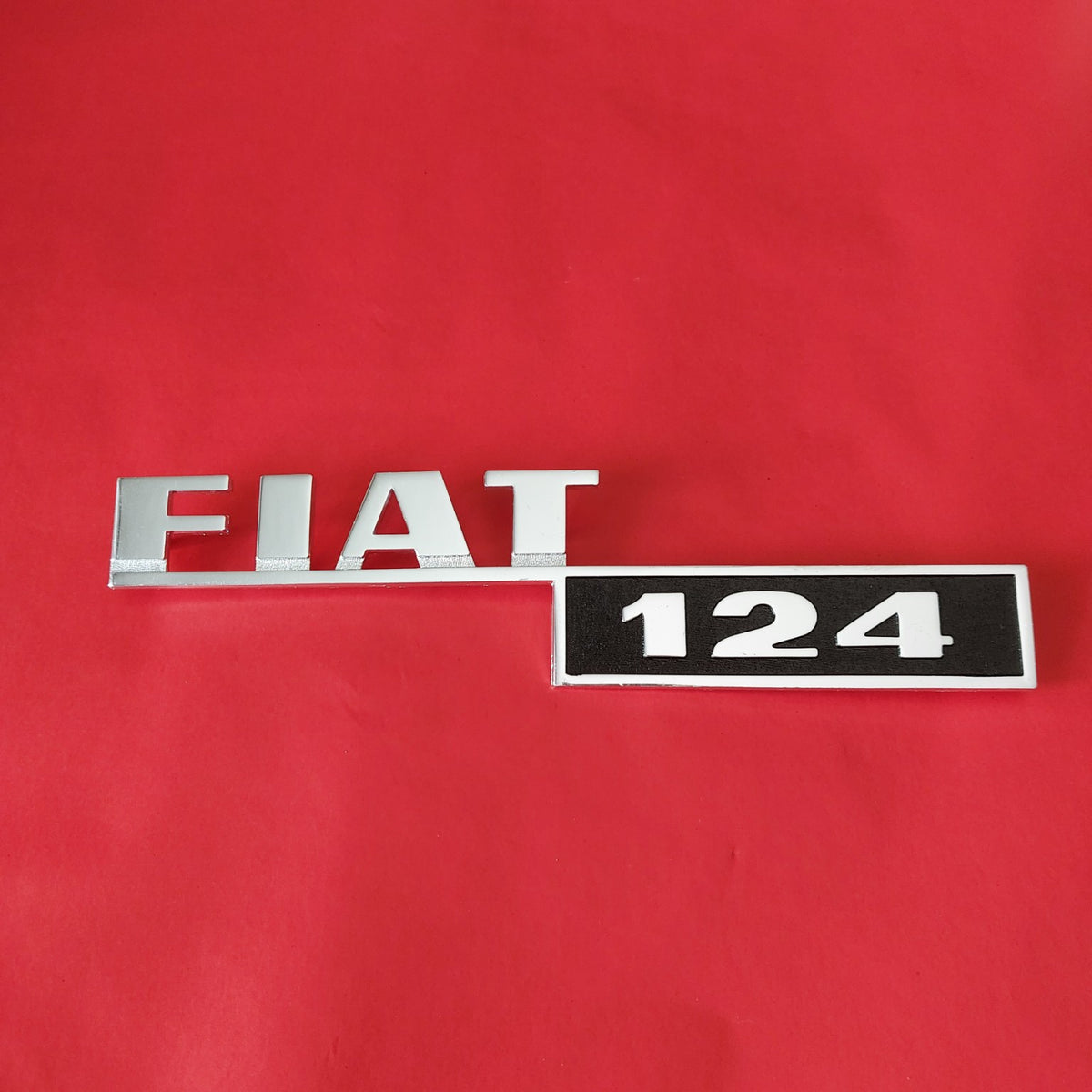 FIAT 124 fregio posteriore scritta stemma logo NOS vintage